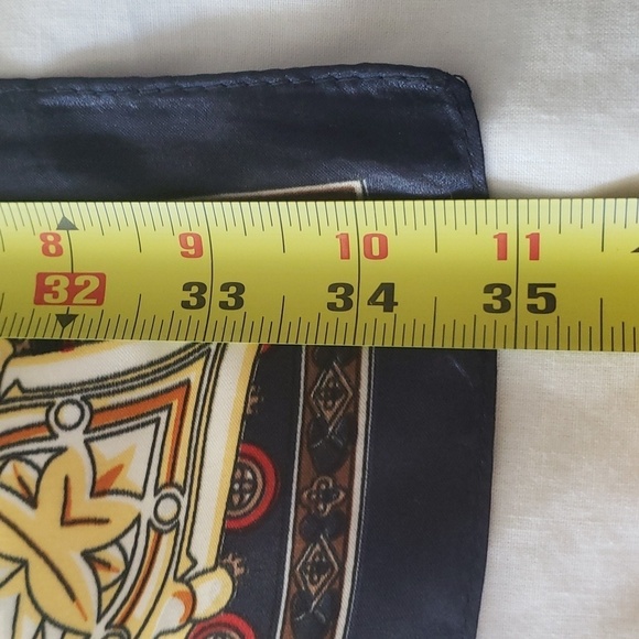 R-444- Scarf Women's 100 % Polyester NWT - Picture 5 of 6